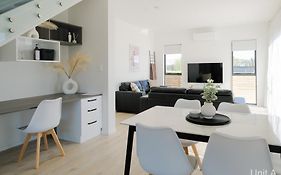 Modern Howick Town House Fibre Wifi Netflix